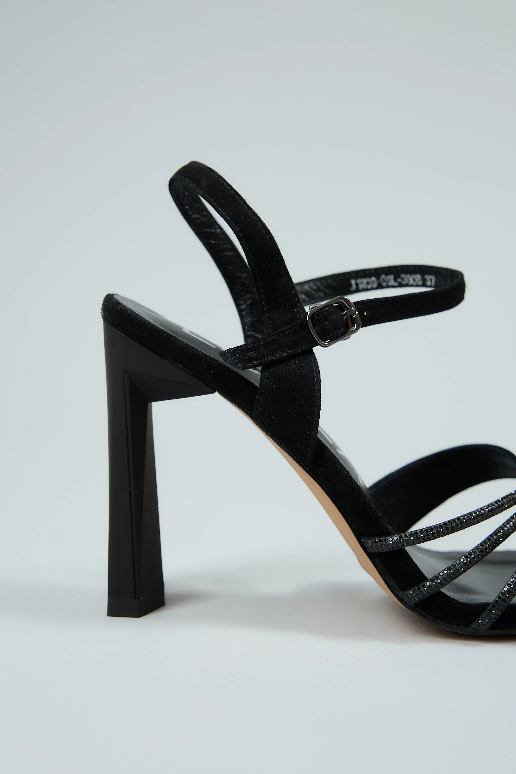 Elvira Black - Image 10